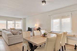 <strong>Op top locatie gelegen 2 slaapkamer</strong><strong>appartement</strong> van ca. <strong>92 m2</strong> met <strong>garage en terras te Hoevenen. </strong><br /><br />Indeling:<br />- Centrale inkomhal met <strong>veiligheidsdeur.<br /></strong>- Living op <strong>eiken parket, sfeeraard </strong>en invallend licht langs 2 zijden<br /><strong>- 2 slaapkamers</strong> (ca. 16m² & 10m²)<br />- <strong>Verzorgde badkamer</strong> met buitenraam.<br />- <strong>Apart toilet</strong><br /><br />Algemeen:<br />- Garage (€ 25.000,- bij aan te kopen)<br />- Recente ramen<br />- € 160 aan maandelijkse kosten: onderhoud van gang en voorschot water en verwarming!