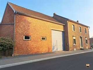 <p><span>Rustig gelegen woning voorzien van 18 zonnepanelen, veel oppervlakte <br />en tal van mogelijkheden </span><span><br /><br />In een landelijke deelgemeente van Borgloon vindt u deze charmante woning op een perceel <br />van ca. 16are 84ca, ideaal voor wie wonen wil combineren met werken, opslag of hobby’s.<br />De woning is voorzien van 18 zonnepanelen (per paneel 320WP).</span></p><p><span>Een absolute troef van deze eigendom is de ruime stalling van 170 m², verdeeld over <br />twee verdiepingen van elk 85 m². Deze indeling biedt bijzonder veel mogelijkheden <br />voor opslag, werkruimte of het combineren van beide.</span></p><p><span>Bij het betreden van de woning komt u binnen in de inkomhal die toegang geeft tot<br />de leefruimte en de leefkeuken. De leefruimte is voorzien van een ingebouwde pelletkachel <br />en de leefkeuken werd uitgerust met airconditioning.</span></p><p><span>Verder beschikt de gelijkvloerse verdieping over een ruime praktische berging, een badkamer <br />en een apart toilet.<br />In de badkamer werd er een douche, een enkele lavabo met meubel en een toilet voorzien.</span></p><p><span>Op de eerste verdieping geeft de nachthal (eveneens voorzien van airconditioning) met toilet<br />toegang tot twee ruime slaapkamers. Daarnaast is er een extra ruimte met de mogelijkheid<br />tot het creëren van 2 extra slaapkamers en met toegang tot een bijkomende zolder van 40m², <br />ideaal als uitbreiding of extra opslagruimte.</span></p><p><span>De woning is bovendien voorzien van een kelder met een waterontkalker.</span></p><p><span>Via de hoge poort van 4 meter, gelegen tussen de woning en de stalling, rijdt u eenvoudig <br />het perceel op. </span></p><p><span>De perceelscore en gebouwscore D in verband met watergevoeligheid heeft te maken met de<br />lagerliggende straat en niet met het perceel zelf.</span></p><p><span>Troeven</span></p><ul><li><span>Groot perceel van 16are 84ca </span></li><li><span>18 zonnepanelen (per paneel 320WP)</span></li><li><span>Ruime stalling van ca. 170 m²</span></li><li><span>Hoge toegangspoort van 4 meter naar het perceel </span></li><li><span>Living en keuken met gelijke, ruime oppervlakte </span></li><li><span>Airco aanwezig (keuken en nachthal) </span></li><li><span>2 ruime slaapkamers </span></li><li><span>Extra ruimte op de eerste verdieping tot het creëren van 2 extra slaapkamers</span></li><li><span>zolderruimte met uitbreidingspotentieel </span></li><li><span>Kelder aanwezig </span></li><li><span>Rustige, landelijke ligging </span></li><li><span>Ideaal voor zelfstandigen, hobbyisten of combinatie wonen/werken </span></li></ul><p><span><br />Kortom, deze eigendom is een unieke kans voor wie op zoek is naar ruimte, flexibiliteit en potentieel. <br />Perfect voor zelfstandigen, hobbyisten of gezinnen die willen genieten van rustig wonen met extra <br />mogelijkheden op eigen terrein.</span></p>