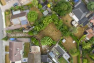 Dit stuk bouwgrond heeft een totale grondoppervlakte van ca. 726m² en is gelegen nabij het station en centrum van Waregem. Het perceel is bereikbaar via een privé poort vanuit de August Craslaan, geschikt voor een open bebouwing en geniet van een gunstige oriëntatie.<br /><br />STEDENBOUWKUNDIGE VOORSCHRIFTEN<br /><br />- geschikt voor open bebouwing<br />- maximum 1 bouwlaag en dakverdiep<br />- geen bouwverplichting<br /><br />Deze eigendom wordt aangeboden via Pre-sale. Bij verdere interesse kan je een vast en onvoorwaardelijk bod uitbrengen tegen vrijdag 16/10 om 12u. De vermelde prijs is een richtprijs. Meer info omtrent deze koopmethode verneem je via https://www.dewaele.com/nl/advies/pre-sale-voordelen-voor-de-koper<br /><br />Aarzel niet om contact op te nemen voor extra informatie of een afspraak (056 605 605).<br /><br />De eigendom wordt aangeboden via de Pre-sale formule. Op 16/10/2026 tussen 12:00 en 12:00 kan u de bouwgrond op afspraak komen bezichtigen en een bod uitbrengen. De vermelde prijs is een instelprijs. Voor meer info, gelieve contact op te nemen met de dossierverantwoordelijke.<br /><br />Bestuursmaatregelen in het maatregelenregister: nee