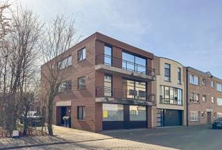 Ruime, deels gerenoveerde gezinswoning met o.a. 3 slaapkamers, polyvalente ruimte/praktijkruimte en garagebox in het centrum van Turnhout. EPC...