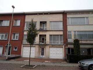 Het appartement is gelegen op de eerste verdieping van een goed onderhouden en zeer rustig gebouw.<br />Er is een ruime leefruimte met nieuwe laminaatvloer aan de voorzijde van het gebouw. Alle ramen zijn vernieuwd met dubbel glas. De badkamer is uitgerust met een nieuwe douche, nieuwe toilet en nieuw lavabomeubel.<br />Aan de achterzijde ligt de ruime slaapkamer, zeer rustig gelegen. Er is een aparte nieuwe keuken met toegang tot het terrasje.<br /><br />Beschikbaar op 1/8/2026.<br /><br />Huurvoorwaarden:<br />-Huurprijs : 895 Euro/maand<br />-Bijkomende vaste kosten :55 Euro/maand (waterverbruik, minuterie, onderhoud gemeenschappelijke delen)<br />-1-jarig huurcontract, stilzwijgend verlengbaar<br />-Maximaal 2 personen<br />-3 maanden huurwaarborg<br /><br />