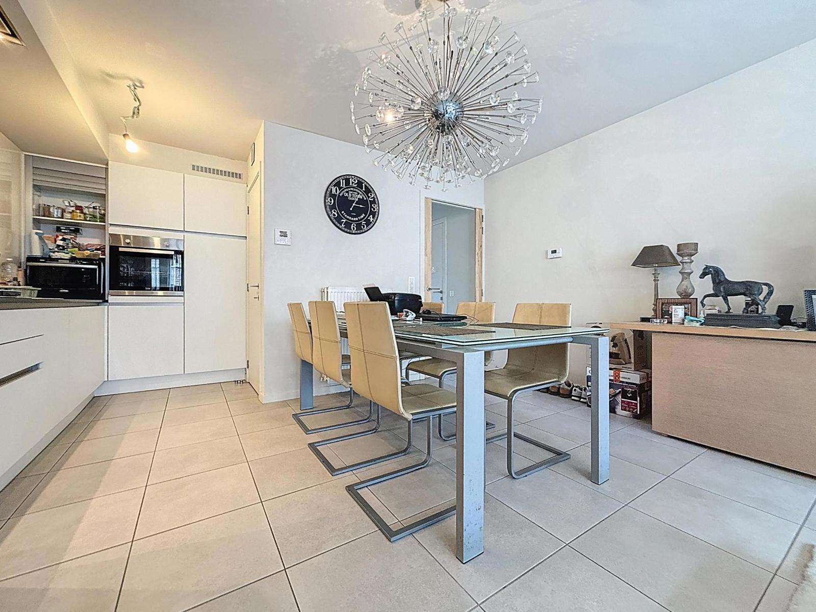 appartement met 2 slaapkamers, groot terras en garage. - foto 5