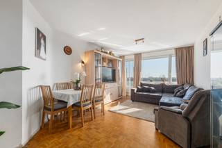 <p>Te koop: open appartement in het centrum van Dendermonde, op wandelafstand van station, winkels en openbaar vervoer.<br />Dit appartement uit 1971 biedt een comfortabele indeling en een unieke ligging met prachtig uitzicht over park, natuur en water. Dankzij de bijkomende garage geniet u van extra opslagruimte of een veilige plaats voor uw wagen. De centrale locatie maakt dat u alle voorzieningen binnen handbereik heeft, terwijl u toch rustig woont met zicht op groen.<br />Belangrijkste ruimtes:<br />• Living (21 m²) met veel lichtinval en uitzicht op het park<br />• Keuken (8 m²) met inductiekookplaat, oven, koelkast en ingemaakte kasten<br />• Twee slaapkamers (9 m² en 12 m²)<br />• Badkamer (4 m²) met ligbad en enkel spoelbak<br />• Terras (8 m²) met zicht op natuur en water<br />• Garage (16 m²)<br />• Inkomhal (7 m²)<br />• Toilet (2 m²)<br />• Bergingen (3 m² en 1 m²)<br />Troeven:<br />• Bijkomende garage aanwezig (verplicht mee aan te kopen aan 25.000 euro)<br />• Ideale locatie vlakbij centrum, station, winkels en openbaar vervoer<br />• Prachtig uitzicht over park, natuur en water<br />Neem vandaag nog contact op met uw ERA-makelaar voor een bezoek.<br />JOUW DROOMAPPARTEMENT. ZO GEVONDEN!</p>
