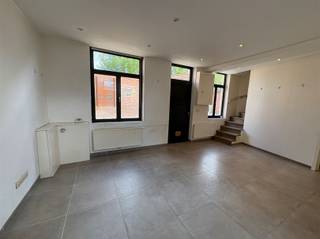 <p><span>LEUK HUISJE IN EEN RUSTIG STEEGJE NABIJ HET CENTRUM</span></p><p><span> </span></p><p><span>Deze woning komt dapper uit de hoek, is rustig gelegen en netjes afgewerkt.</span></p><p><span>De lichtrijke leefruimte kreeg mooie afmetingen, de geïntegreerde keukenhoek een mooie invulling. </span></p><p><span>Er is een nette badkamer en 1 grote slaapkamer onder het dak. </span></p><p><span> </span></p><p><span>Liever kopen dan huren, voor dezelfde maandelijkse kost wordt je meteen eigenaar en betaal je voor je eigen stekje.</span></p><p><span>Ook als investering een goede zaak.</span></p><p><span> </span></p><p><span>KLEIN MAAR DAPPER<br />NETJES INGERICHT<br />ALLE COMFORT<br />IDEAAL VOOR JONG KOPPEL OF SINGLE</span></p>