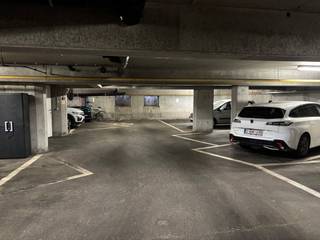 Vous recherchez une place de parking à Courtrai ? Découvrez ce parking idéalement situé dans la résidence Lombardie, en plein cœur de Courtrai. Ce parking bénéficie d'un emplacement privilégié, à quelques minutes à pied de la gare de Courtrai et à proximité immédiate de boutiques, de restaurants et d'autres installations.<br /><br />GÉNÉRAL :<br />- accès sécurisé via le portail automatique<br />- à deux pas du centre de Courtrai<br />- place souterraine<br /><br />Êtes-vous également intéressé ? N'oubliez pas de demander votre visite sur www.dewaele.com !