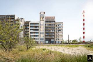 <p>De Zeeschorre is wonen aan zee in ongerept groen. Hier worden binnenkort 8 doorzonappartementen gebouwd. Vanuit de woonkamer bieden ze zicht op de schorren en de duinen, het strand en de zee. Achteraan kijkt u op het natuurgebied de Vuurtorenweiden en op de oude vuurtoren van Heist. ’s Avonds geniet u van de lichtjes van de haven en het geruis van de golven.<br />Dit wordt een kleinschalige en exclusieve residentie met ruime terrassen voor- en achteraan en met een hoogwaardige afwerking getekend door lokaal architect Piet Bailyu.<br />Dit 2-slaapkamer appartement is ingedeeld als volgt: inkom met gastentoilet, woonkamer met frontaal zeezicht en terras, volledig ingerichte open keuken, master bedroom, tweede slaapkamer, douchekamer op de gang<br />Hoogwaardige afwerkingen: Basis domotica, vloer verwarming aan de hand van geothermische warmtepomp en met akoestische isolatie, vlakke radiatoren, kwalitatieve apparatuur.<br /><br />Makkelijk bereikbare gemeenschappelijke fietsenberging op het gelijkvloers met 3 fietshaken per appartement.</p>
<p></p>