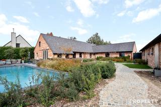 Welkom in deze prachtige, ruime vierkantshoeve in het hart van Hulste, waar rust en luxe samenkomen op een indrukwekkend perceel van 7440 m². Met...