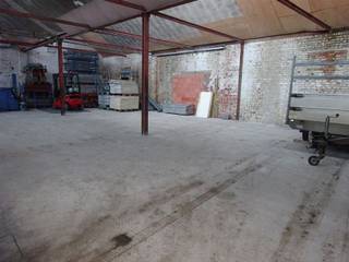 Magazijn met sectionaalpoort van 3.40m op 3.6m  -  216  m²   hoogte 3.60 meter  - parkeerruimte - vernieuwde dak - centrale liggingprijs 700 euro +...