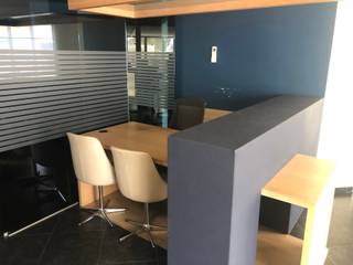 Gelijkvloerse kantoorruimte van 200 m². Zeer gunstig gelegen in centrum Hoogstraten.INDELING :InkomsasOnthaalruimte : 4,80 m x 4,80m : met balie en...