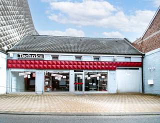 +++ Stationsstraat 107, Liedekerke +++In het centrum van Liedekerke biedt Vastgoedkantoor Immo-Team u deze woning met voorliggende handelszaak aan. ...