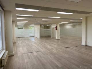 Ben je op zoek naar een kantoorruimte te huur in Waregem met een uitstekende zichtbaarheid en een professionele uitstraling? Deze...