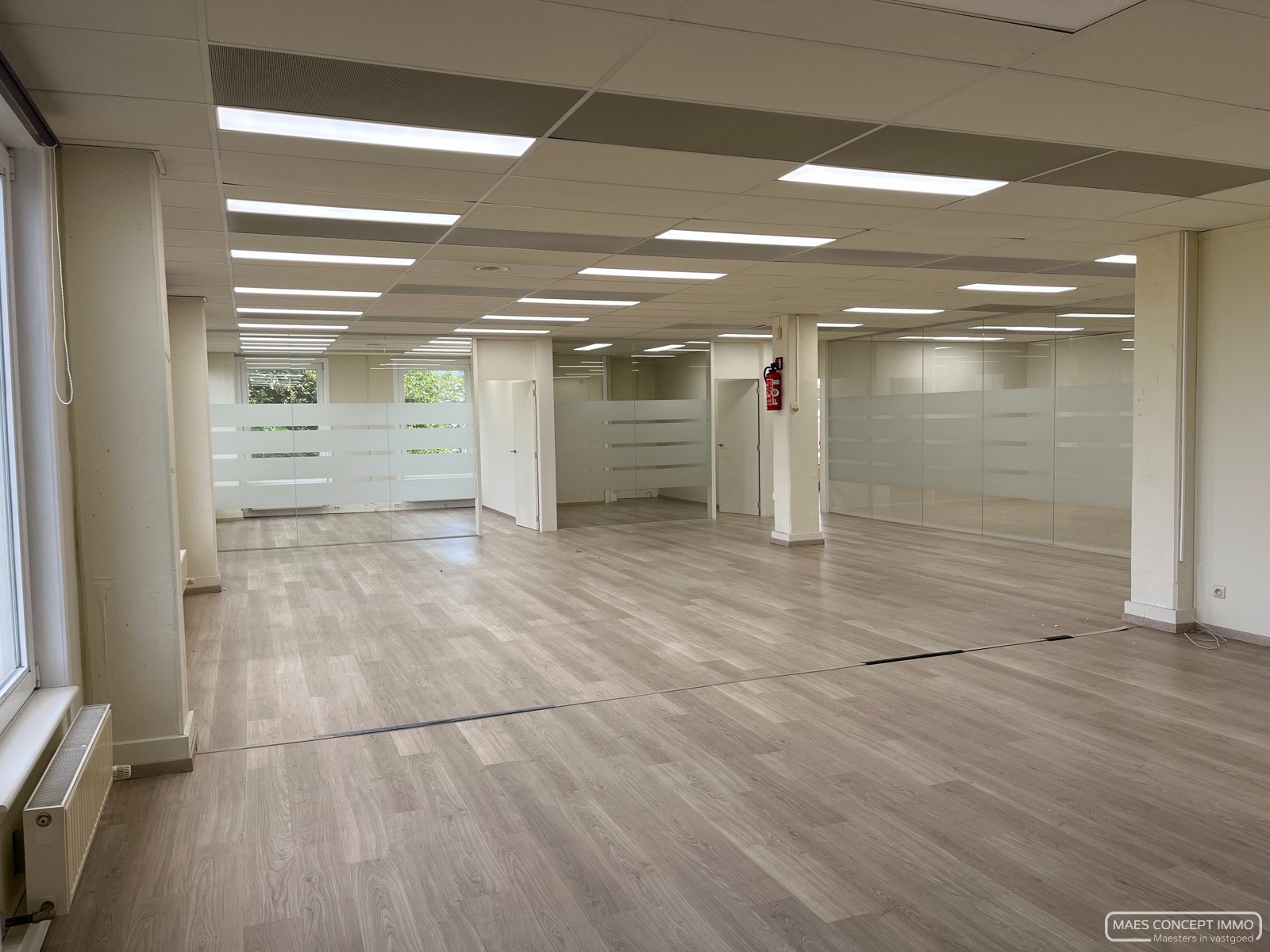 Kantoorruimte te huur in Waregem – klassevol, volledig uitgerust en op toplocatie - photo 2