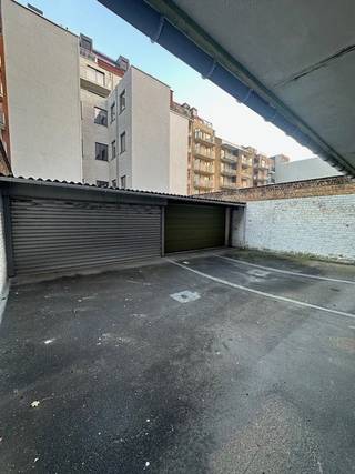 Zeer ruime garagebox gelegen op de Leopoldlaan op het gelijkvloers. Gelegen centraal in het centrum van Knokke. Vlot toegankelijk en kan dienen voor een ruime wagen te parkeren. <br />Garagepoort is elektrisch te bedienen. <br />Mocht deze garage uw interesse opwekken, aarzel dan niet om contact op te nemen! <br />Bezoek enkel op afspraak. <br />Ref: G1024.