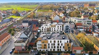 Dit <strong>gelijkvloers nieuwbouwappartement</strong>, recent opgeleverd binnen het BEN-project “<em>Het Perron</em>”, combineert comfortabel wonen met een uitstekende ligging aan het station, de fietsostrade en op wandelafstand van het centrum van Beveren.<br /><br />Het appartement beschikt over een <strong>bewoonbare oppervlakte van 106,72 m²</strong> en omvat <strong>twee slaapkamers</strong>. De aangename leefruimte geeft uit op het <strong>ruime zuidoost georiënteerde terras van 16,5 m²</strong>, dat <strong>afgebakend is met een haagje</strong>, waardoor u in alle privacy kan genieten van het buitenleven. De terrassen en tuintjes van de gelijkvloerse appartementen zijn bovendien gelegen in een grote, afgesloten gemeenschappelijke tuin, wat zorgt voor een groene, rustige en veilige woonomgeving.<br /><br />De <strong>keuken kan nog volledig naar eigen smaak en budget gekozen worden</strong>. <strong>Bovenop het bestaande keukenbudget geniet u bovendien van een extra keukenbudget ter waarde van € 5.000</strong>, waardoor u nog meer vrijheid heeft om uw droomkeuken samen te stellen.<br /><br />Op technisch vlak is het appartement uitgerust met <strong>vloerverwarming</strong>, een <strong>energiezuinige warmtepomp</strong>, <strong>zonnepanelen</strong> en een <strong>ventilatiesysteem type D</strong>, wat garant staat voor een aangenaam binnenklimaat, een laag energieverbruik en maximaal wooncomfort.<br /><br />Dankzij het <strong>BEN-label (E-peil max. E10)</strong> woont u hier bijzonder energiezuinig en toekomstgericht. Dit vertaalt zich niet alleen in lagere energiekosten, maar ook in <strong>financiële voordelen</strong>, zoals <strong>100% korting op de onroerende voorheffing gedurende 5 jaar</strong>.<br /><br />Daarnaast beschikt het project over een <strong>volledige ondergrondse parking</strong>, rechtstreeks toegankelijk vanuit het gebouw, met <strong>autostaanplaatsen, kelderbergingen en fietsenstallingen</strong>.<br /><br />Dit appartement komt bovendien in aanmerking voor de <strong>6% BTW*-regeling voor eigen bewoning</strong>.<br />Ook is het een interessante opportuniteit met <strong>6% BTW* voor investeerders</strong>! Geniet van een verlaagd BTW-tarief mits <strong>15 jaar verhuur</strong>, wat zorgt voor een lagere instap en een aantrekkelijk rendement op lange termijn.<br />(*mits voldaan wordt aan de wettelijke voorwaarden)<br /><br />Bent u op zoek naar een instapklaar, energiezuinig gelijkvloers appartement met 2 slaapkamers, een privatief terras, moderne technieken en een groene gemeenschappelijke tuin op een topligging?<br />Graag laten we u dit appartement persoonlijk ontdekken. Neem gerust contact met ons op voor bijkomende informatie of een bezoek via verkoop@homevast.be of tel. 03 344 77 44.