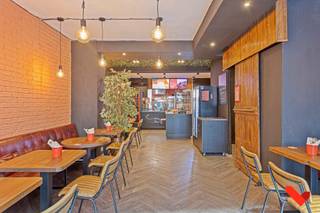 Handelszaak verhuurd als horecazaak.Gelegen aan het begin van de Tiensestraat (naast het Herbert Hooverplein) op een zeer strategische ligging.Dit...