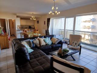 RUIM APPARTEMENT (105m2) MET 2 SLAAPKAMERS + 1 SLAAPHOEK MET ZEEZICHT GELEGEN OP DE PRACHTIGE LEOPOLD I ESPLANADE TE DE PANNEBestaande uit inkom met...