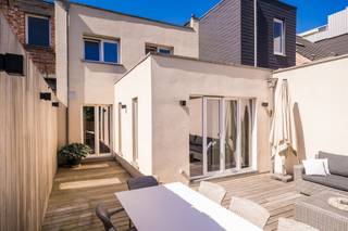 <p><span>Stijlvolle duplex met charme en comfort in hartje Lier - 145 m² woonplezier!</span></p><p><span>Welkom in deze prachtige duplex van 145 m², gelegen in het bruisende hart van Lier. Dit unieke appartement combineert authentieke charme met hedendaags wooncomfort en straalt klasse uit vanaf het moment dat je binnenstapt.</span></p><p><span>De aparte inkom naast het handelspand leidt je naar een lichtrijke en open leefruimte, waar een moderne keuken centraal staat. Stijlvolle houten vloeren en grote raampartijen zorgen voor een warme, uitnodigende sfeer. De elegante eetkamer biedt het perfecte decor voor gezellige diners.</span></p><p><span>De volledig uitgeruste keuken is een droom voor elke kookliefhebber: strak, minimalistisch en voorzien van hoogwaardige apparatuur. Dankzij de directe toegang tot de buitenruimte is dit de ideale plek om s ochtends te genieten van een kop koffie in de zon. De gezellige zithoek aan de achterzijde opent via een groot schuifraam naar een royaal dakterras van 40 m² een privé-oase midden in de stad, perfect om te ontspannen of gasten te ontvangen.</span></p><p><span>Op de bovenverdieping vind je twee ruime slaapkamers, beiden met aansluitend een moderne badkamer, afgewerkt met luxe materialen voor ultiem comfort. Elk verdiep beschikt bovendien over een apart gastentoilet. Extra opbergruimte is beschikbaar op de handige bergzolder en op het gelijkvloers is een technische ruimte voorzien.</span></p><p><span>Er is de mogelijkheid om het huurcontract van de garagqebox achter het pand over te nemen.</span></p><p><span> </span></p><p><span> </span></p>