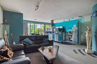 Op zoek naar een eigendom met tal van mogelijkheden? Dan is deze woning op een centrale locatie met een vlotte verbinding naar omliggende gemeenten en belangrijke invalswegen wel iets voor u!<br /><br />Achter de gevel schuilt een eigendom met bijzonder veel potentieel. Op het gelijkvloers bevindt zich een zeer ruim magazijn dat tal van mogelijkheden biedt voor zelfstandigen, hobbyisten, opslag of een combinatie van wonen en werken. Er is ook een polyvalente ruimte, buitenruimte én toilet.<br /><br />De eerste verdieping omvat het woongedeelte met een gezellige leefruimte, aansluitende eetkamer en ingerichte keuken voorzien van onder meer een dubbele spoelbak, 5-pits gasvuur en oven. Verder vindt u hier twee slaapkamers en een badkamer met inloop- /regendouche en aansluiting voor wasmachine en droogkast. De absolute blikvanger is het ruime zonneterras waar u kunt genieten van de buitenlucht. <br /><br />Troeven:<br />+ Centrale ligging nabij het centrum van Wommelgem<br />+ Ruim magazijn met tal van gebruiksmogelijkheden<br />+ Oprit met garagepoort en aparte inkom<br />+ Verwarming is 2 jaar geleden vernieuwd<br /><br />Interesse in deze woning? Contacteer ons via 03 337 50 70 of info@vbvastgoed.be voor een afspraak ter plaatse of meer info.