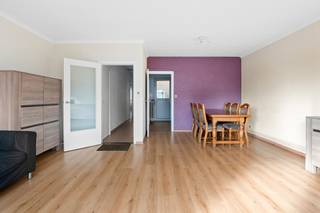 <p><span>Dit aangename appartement bevindt zich op de bovenste verdieping van het gebouw en is vlot bereikbaar met de lift. Met twee slaapkamers, een gezellig terras en een praktische garagebox biedt deze eigendom een mooie combinatie van comfort, functionaliteit en extra bergruimte.</span></p>
<p><span>De ligging op de bovenste verdieping zorgt voor een aangename woonomgeving. Bovendien beschikt het appartement over een </span><strong><span>gunstig EPC</span></strong><span> en is de </span><strong><span>elektrische installatie conform</span></strong><span>, twee belangrijke troeven die bijdragen aan de aantrekkelijkheid van deze eigendom.</span></p>
<p><span>Het appartement is momenteel verhuurd en vormt daardoor een interessante opportuniteit voor investeerders die op zoek zijn naar een opbrengsteigendom met een bestaande huursituatie. Ook voor wie op termijn zelf wil bewonen, biedt dit pand interessante mogelijkheden.</span></p>
<p><strong><span>Een interessante investering met sterke troeven</span></strong><span>, dankzij de twee slaapkamers, het terras, de garagebox, de gunstige energieprestatie en de conforme elektriciteit.</span></p>
<p><span>Bent u op zoek naar een investering met potentieel? Of ziet u zichzelf hier in de toekomst wonen? Ontdek de mogelijkheden en plan vandaag nog uw bezoek!</span></p>
<p><em><span>Vermelde oppervlakten en afmetingen zijn indicatief. De oppervlakte is conform het EPC.</span></em></p>