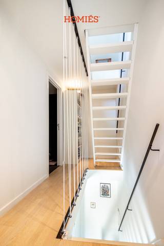 In het nieuwe kwartier, één van de gezelligste buurten in Leuven, presenteren wij u dit pico bello afgewerkte huisje. De moderne binnenkant en lage EPC (151 kWh/m<sup>2</sup> jaar) heeft het huis te danken aan zijn recente volledige renovatie. De woning werd tot op heden steeds door de eigenaars bewoond en perfect onderhouden.<br />Op het gelijkvloers vinden we de lichtrijke living en volledig ingerichte open keuken terug. De houten trap achteraan brengt u naar de eerste verdieping. Hier vinden we een eerste kleine slaapkamer of bureau, een apart toilet en een ruime badkamer met wasbak en aansluitingsmogelijkheid voor een wasmachine en droogkast. Op de zolderverdieping bevindt zich de tweede en grootste slaapkamer (14m<sup>2</sup>).<br />Verder is er nog een droge kelder aanwezig met opslagmogelijkheid.<br />Op de zuidgerichte stadskoer aan de voorzijde van de woning kan u steeds genieten van het zonnetje, ’s avonds of in het weekend gezellig tafelen en u kan er bovendien veilig uw fiets(en) kwijt.<br />Op wandelafstand van het historische centrum, een bushalte en supermarkt in de onmiddellijke nabijheid en parkeergelegenheid in de straat.<br />De huurprijs bedraagt €1200/maand. Nutsvoorzieningen en teledistributie zijn zelf af te sluiten.<br />Ben u op zoek naar centraal doch rustig gelegen en uiterst gezellige stadswoning? Aarzel niet ons te contacteren! Via mail info@homies.be of telefonisch via 016 15 37 11.
