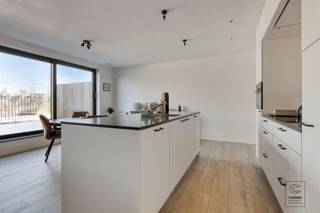 <p>Découvrez cet appartement neuf aux finitions de haute qualité dans la résidence Klaverhof, située au calme près du centre de Vosselaar et avec un accès facile aux communautés environnantes.</p><p>L'appartement a une surface habitable de 99,40 m² et dispose d'une terrasse spacieuse de 32,17 m².</p><p>En entrant dans l'appartement, vous accédez à un hall d'entrée spacieux avec des toilettes séparées. De là, vous accédez à l'espace de vie lumineux, où de grandes fenêtres offrent une vue agréable sur le jardin et la terrasse. La cuisine ouverte est parfaitement reliée à l'espace de vie et est entièrement équipée d'appareils électroménagers de haute qualité, notamment une plaque de cuisson à induction, une hotte aspirante, un lave-vaisselle, un réfrigérateur encastré, un four combiné et un évier. De plus, la cuisine dispose d'une pièce de rangement séparée avec une plomberie pour les machines à laver et les sèche-linge. L'appartement comprend deux chambres et une salle de bains élégante avec douche à l'italienne, baignoire et lavabo.</p><p>Possibilité d'achat à 6% de TVA (sous réserve de conditions).</p><p>Supplémentaire:<br />- Nouvelle construction économe en énergie (niveau E < 40)<br />- Système de ventilation D<br />- Chauffage par le sol<br />- Achat d'une place de parking et d'une cave obligatoire!<br />- Prix hors frais de notaire et TVA ! <br />- Score du terrain A, score du bâtiment A, zone résidentielle, informations spéciales dans la demande. <br />- Non inclus dans le registre des mesures</p><p>Cet appartement est actuellement loué, ce qui le rend particulièrement intéressant pour les investisseurs.</p><p>Pour plus d'informations, visitez le site www.coenenvastgoed.be ou appelez le 03/375.82.92</p>