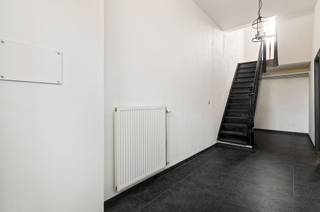 Deze instapklare en energiezuinige woning combineert modern comfort met een warme, smaakvolle uitstraling.De royale inkomhal verwelkomt je in in je...