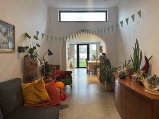 Op zoek naar een gezellige plek om met vrienden samen te wonen?<br /><br />Welkom in deze ruime en lichtrijke woning op een uitstekende ligging in Leuven. Naamsestraat is een van de meest gegeerde straten van de stad. Je woont hier midden in het bruisende centrum, vlak bij verschillende faculteiten, sportfaciliteiten, winkels, supermarkten en tal van eet en drinkgelegenheden. Alles wat je nodig hebt, ligt dichtbij!<br /><br />Je komt binnen via de inkomhal en stapt meteen door naar de eetruimte, die aansluit op de open leefruimte. Naast de eetruimte bevindt zich een extra ruimte, ideaal als fietsopbergruimte of bureau. De benedenverdieping beschikt verder over een volledig geïnstalleerde keuken met ingebouwde frigo, vaatwasser, oven en inductiekookplaat met dampkap. Naast de keuken is er nog een berging aanwezig. <br />Op de eerste verdieping bevinden zich 2 ruime slaapkamers en een badkamer met douche, lavabomeubel met spiegel en toilet. Op de tweede verdieping is er nog een ruime slaapkamer met een tweede badkamer. Op de zolder bevindt zich de 4de slaapkamer. Tenslotte is er extra opbergruimte in de kelder. Buiten heb je een terras en een omheinde tuin van circa 50m².<br /><br />De woning wordt verhuurd als co housing. Ideaal voor een groep van 4 vrienden of jonge werkenden die samen willen wonen. Iedereen neemt hier zijn domicilie en gebruikt de woning als hoofdverblijfplaats.<br /><br />De woning is beschikbaar vanaf 1 april 2026 en heeft een maandelijkse huurprijs van 1750 euro. Er is een autostaanplaats optioneel bij te huren voor 80 euro per maand. De nutsvoorzieningen (gas, elektriciteit en water) zijn voor eigen rekening.<br /><br />Neem gerust contact met ons op voor verdere informatie of om een bezichtiging te regelen, via telefoon op 016 23 90 81 (elke weekdag bereikbaar tussen 10u en 13u behalve woensdag), of maak zelf een afspraak via onze handige online agenda onder 'bezoekmoment kiezen'. Dit is een geweldige kans die u niet wilt missen!