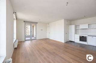 <h2><span>Ruim en energiezuinig 3-slaapkamerappartement met westgericht terras en mogelijkheid tot ondergrondse staanplaats op het geliefde Eilandje</span></h2><p><span> </span></p><p><span>Kattendijkdok-Westkaai 71 maakt deel uit van de prestigieuze Westkaai-torens, ontworpen door het wereldvermaarde architectenbureau David Chipperfield Architects. De architectuur wordt gekenmerkt door tijdloze elegantie, hoogwaardige materialen en een doordachte indeling waarbij licht, ruimte en panoramische zichten centraal staan. Een unieke combinatie van internationaal gerenommeerde architectuur, uitzonderlijk wooncomfort en een topligging op het bruisende Eilandje maakt van dit gebouw een van de meest gegeerde residenties van Antwerpen</span><span>.</span></p><p><span> </span></p><p><span>Locatie</span></p><p><span>Wonen op 't Eilandje betekent wonen in één van de meest gegeerde en dynamische buurten van Antwerpen. Deze bruisende wijk combineert een unieke maritieme sfeer met een uitgebreid aanbod aan gezellige restaurants, hippe cafés en tal van recreatiemogelijkheden langs de vernieuwde kaaien. Het iconische MAS en het historische stadscentrumbevindt zich op wandelafstand. Ook voor uw dagelijkse boodschappen, scholen en sportfaciliteiten hoeft u zich nooit ver te verplaatsen. Bovendien geniet u hier van een uitstekende bereikbaarheid. Dankzij de nabijheid van tram- en bushaltes, het station Antwerpen-Dam en de vlotte aansluiting op de Ring en de belangrijkste invalswegen bent u zowel met het openbaar vervoer als met de wagen steeds snel op uw bestemming. Kortom, een locatie waar stadsleven, ontspanning en mobiliteit perfect samenkomen.</span></p><p><span>Indeling</span></p><p><span> </span></p><p><span>Op een toplocatie op 't Eilandje, op de 7de verdieping van een recent appartementsgebouw (bouwjaar ca. 2016), bevindt zich dit uitzonderlijk lichtrijke en ruime 3-slaapkamerappartement. Dankzij de hoge ligging, de vele raampartijen en de westelijke oriëntatie geniet u hier dagelijks van een prachtige lichtinval en een schitterend uitzicht. </span></p><p><span> </span></p><p><span>Via de verzorgde inkomhal en de lift bereikt u het appartement. De ruime inkomhal, afgewerkt met een stijlvolle grijze tegelvloer die doorloopt doorheen het appartement, vormt de ideale ontvangst.</span></p><p><span>De leefruimte van maar liefst ca. 36 m² baadt in het natuurlijke licht dankzij de grote raampartijen. De warme parketvloer en de royale afmetingen bieden voldoende plaats voor een gezellige zithoek en een ruime eettafel. Aansluitend bevindt zich de moderne open keuken, volledig uitgerust met alle hedendaagse comfort en toestellen.</span></p><p><span>Naast de keuken bevindt zich een praktische technische ruimte/berging met aansluitingen voor wasmachine en droogkast, aangevuld met extra opbergruimte.</span></p><p><span>Vanuit de leefruimte heeft u toegang tot het ruime westgerichte terras, waar u in alle rust kunt genieten van de namiddag- en avondzon. Dankzij de ligging op de 7de verdieping geniet u bovendien van een prachtig open uitzicht over de Schelde een unieke plek om volledig tot rust te komen.</span></p><p><span>Het appartement beschikt over drie volwaardige slaapkamers, waarvan meerdere een mooi uitzicht bieden op het Kattendijkdok en het iconische Havenhuis.</span></p><p><span>De moderne badkamer is uitgerust met een douche, ligbad en een dubbele lavabo met mechanische ventilatie. Verder is er een apart gastentoilet aanwezig.</span></p><p><span>Een ondergrondse autostaanplaats kan optioneel worden aangekocht (prijs op aanvraag).</span></p><p><span> </span></p><h3><span>Troeven</span></h3><ul><li><span>Ruim en lichtrijk 3-slaapkamerappartement </span></li><li><span>Gelegen op een absolute toplocatie op 't Eilandje </span></li><li><span>Recent appartementsgebouw (bouwjaar ca. 2016) </span></li><li><span>Gunstig EPC</span></li><li><span>Ruim westgericht terras </span></li><li><span>Prachtig open uitzicht over de Schelde </span></li><li><span>Drie volwaardige slaapkamers </span></li><li><span>Individuele kelderberging</span></li><li><span>Mogelijkheid tot aankoop van een ondergrondse autostaanplaats (prijs op aanvraag) </span></li></ul><p><span> </span></p><p><span>Dit instapklare appartement biedt de perfecte combinatie van ruimte, comfort en een absolute topligging. Een unieke opportuniteit voor wie wil genieten van modern wonen met alle troeven van 't Eilandje binnen handbereik. </span></p><p><span> </span></p>