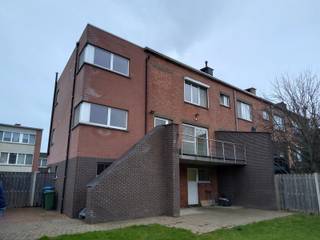 <span>Hoekwoning met tuin en garage in een doodlopende straat te huur!</span><br /><br /><span>Deze woning gelegen aan de Fabiolalaan 16, 3200 Aarschot, staat te huur voor de huurprijs van 1400 €/maand. Grote troef: de woning is gelegen in een zeer rustige straat, ideaal voor wie graag rust opzoekt, en toch graag dicht bij het centrum woont. Volledig recent gerenoveerd en tip top inorde.</span><br /><br /><span>De indeling van de woning is als volgt: men komt binnen in de hal met aansluitend een aparte WC, gesloten garage en ruime bergruimte (uitgevend op de tuin). Met de trap naar boven kom je direct binnen in de zeer aangename leefruimte. Om de hoek bevindt er zich een vernieuwde keuken uitgerust met alle toestellen ( microgolfoven, oven, vaatwasmachine, inductie kookplaats, 2 koelkasten zonder vriesvak en dampkap). Met de trap in de leefruimte ga je vervolgens nog een verdieping omhoog. Op dit verdiep bevindt er zich de badkamer (met wc), en 3 ruime slaapkamers. Buiten bevindt zich nog een grote en ruime fietsenstalling. Eveneens 2 autostaanplaatsen vooraan.<br /><br /></span>Beschikbaar vanaf 01/01/2027<br /><br /><span>Extra troef: zonnepanelen op het dak.</span><br /><br /><span>Verwarming: Aardgas en een pelletkachel.</span><br /><br /><span>Ramen: dubbelglas.</span><br /><br /><span>EPC: 141 kWh/m2</span><br /><br /><span>Interesse?</span>