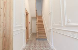 Op zoek naar een <strong>smaakvol, compleet ingericht appartement</strong> in het bruisende hart van ’t Zuid?<br />Dan word je instant gelukkig in de Graaf van Egmontstraat. Dit <strong>gelijkvloers appartement</strong> werd zopas volledig gerenoveerd met oog voor detail en liefde voor stijl. Het resultaat? Een zachte mix van karakter, comfort en hedendaags design.<br /><br />De indeling zit helemaal goed: vooraan een gezellige <strong>werk- of zithoek</strong> met zicht op de charmante gevels van de straat, centraal een mooie leefruimte die moeiteloos overloopt in de warme open keuken. De keuken is niet alleen knap, maar ook functioneel – van stijlvolle kasten tot handige toestellen, alles klopt hier gewoon.<br /><br />De badkamer is compact maar luxueus, met een strakke inloopdouche, elegante afwerking en ruimte voor wasmachine en droogkast.<br />En boven? Daar wacht een knusse slaapkamer, slim geïntegreerd op de tussenverdieping.<br /><br />Achteraan geniet je nog van een klein maar fijn <strong>terrasje</strong> - ideaal voor een koffie in de zon of een aperitiefje op het einde van de dag.<br /><br />Wat dit appartement extra bijzonder maakt? Het is <span><strong>volledig bemeubeld en uitgerust</strong></span>, tot in het kleinste detail.<br />Denk: lakens, handdoeken, servies, koffiemachine, TV,… Je hoeft enkel je koffer mee te nemen. Ook de <span><strong>nutsvoorzieningen</strong></span> (gas, elektriciteit, water, internet) zijn <span><strong>inbegrepen in de huurprijs!</strong></span> Geen gedoe, geen verrassingen, gewoon zorgeloos wonen.<br /><br />En alsof dat nog niet genoeg is: om de hoek ligt het gloednieuwe Zuidpark. Groen, uitnodigend en ideaal om te wandelen, sporten of gewoon wat te genieten van het buitenleven in de stad.<br /><br />Dit is "<em>city living</em>" op z’n best: stijlvol, slim en zonder zorgen! Huurcontract op naam van een firma mogelijk.<br /><br />De ALL-IN huurprijs bedraagt 1.900 euro per maand (= exclusief BTW)<br /><br />- GEEN bijkomende/gem. kosten<br />- Onmiddellijk beschikbaar<br />- 3 maanden huurwaarborg<br />- Kosten plaatsbeschrijving: 50/50 huurder en verhuurder<br /><br />Interesse? Kom je graag eens kijken? Plan een bezoek in via volgende link https://jamar.immo/te-huur/zorgeloos-all-in-en-stijlvol-wonen-op-het-zuid/