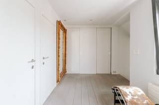 <p>Op zoek naar een veelzijdige investering of een eigendom waar wonen en werken perfect gecombineerd kunnen worden? Dan is dit uitzonderlijke handelspand met woonst aan de Jules Moretuslei absoluut een bezoek waard. Het pand bevindt zich op een commerciële locatie in het centrum van Wilrijk, met een uitstekende bereikbaarheid en een constante passage van potentiële klanten.</p><p><br /></p><p>Het gebouw werd doorheen de jaren gerenoveerd en verkeert in goede staat. Met een perceeloppervlakte van maar liefst 1.056 m² biedt deze eigendom tal van mogelijkheden voor ondernemers, investeerders of vrije beroepers. De handelsruimte op het gelijkvloers beschikt over een indrukwekkende oppervlakte van circa 404 m², aangevuld met extra ruimtes, een kelder en een ruime bovengelegen woongelegenheid.</p><p><br /></p><p>De woning beschikt verder over vier slaapkamers, een badkamer, twee mansardekamers en een zolder, waardoor ruimte hier absoluut geen probleem vormt. Daarnaast zijn er twee praktische kelders aanwezig die extra opslagmogelijkheden bieden. </p><p><br /></p><p>Achteraan geniet u van een uitzonderlijk ruime, zuidgerichte tuin op een perceel van maar liefst 1.056 m². Dankzij de combinatie van een commerciële ruimte, een royale woonst en een uitstekende ligging biedt dit pand tal van mogelijkheden voor eigen gebruik of als investering.</p>