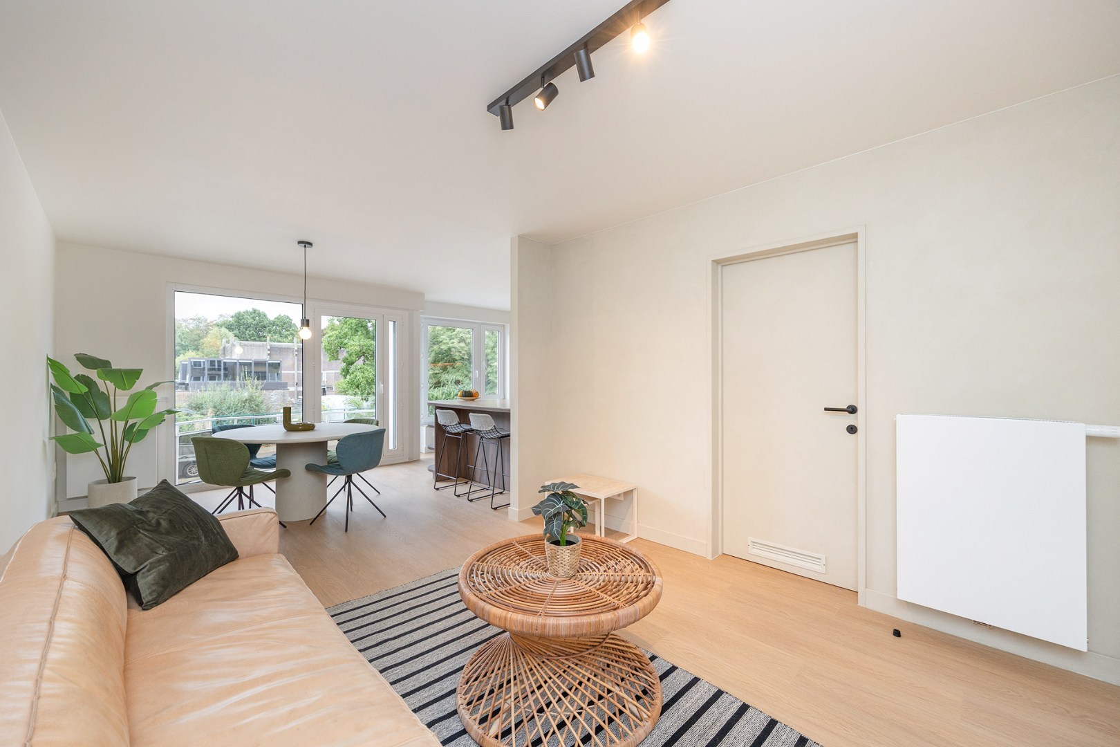Luxueus gerenoveerd appartement met 2 slaapkamers en dubbele garage met oprit - foto 4
