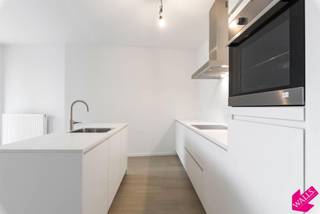 Ruim en licht nieuwbouwappartement op zeer goede ligging te Deurne Zuid nabij het Boekenbergpark, winkels op wandelafstand! <br /><br />Zeer mooie afwerking, instapklaar en beschikbaar vanaf 01-10. <br /><br />Indeling: inkomhal met vestiaire, apart toilet en wasberging. Ruime leefruimte met open volledig ingerichte keuken (alle toestellen) en aansluitend een mooi zuidgericht terras. <br />Twee grote slaapkamers, ruime badkamer met inloopdouche en dubbel lavabomeubel. <br /><br />Bijzonderheden:<br />Gelegen op de 1e verdieping, lift aanwezig. Beveiligde fietsenberging. <br />Ondergrondse autostaanplaats dient bijgehuurd te worden voor 60 euro per maand. <br />Maandelijkse kosten 55 euro. Alle verbruik met eigen meters. <br />Zeer energie-zuinig appartement: EPC score slechts 98kWh/m²!<br /><br />Vraag snel uw bezoek aan via: https://mijnhuurprofiel.be/property/6fd4dab0-ff41-4f80-950b-0d47a82af153