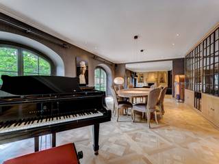 Deze uitzonderlijke villa is gelegen op een perceel van 9.791 m² in een rustige straat in het charmante Grimbergen, vlakbij Brussel. De eigendom,...