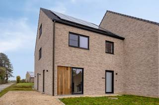 Deze mooie, instapklare nieuwbouwwoning (halfopen bebouwing) bevindt zich in Zuurbemde, een rustige deelgemeente van Glabbeek. De woning biedt heldere, open en naar wens verder af te werken leefruimtes op het gelijkvloers en 4 kamers op de verdiepingen. Achteraan de woning is er een fijn zonneterras en een deels omheinde tuin met grasperk, die ook naar wens verder aangelegd kan worden.

Omvattende:
Gelijkvloers: inkomhal, zit- en eetkamer, open keuken, polyvalente ruimte, berging en technische ruimte, toiletruimte 
Eerste verdieping: nachthal, 3 slaapkamers, badkamer, wasruimte/berging, toiletruimte 
Tweede verdieping: kamer, badkamer, technische ruimte
Oprit, terras en tuin: oprit, tuin met terras 

Ligging: de woning bevindt zich dicht bij het centrum van Glabbeek-Zuurbemde, een deelgemeente van Glabbeek. Bushaltes zijn dichtbij (1 km), de aansluiting met de ring rond Tienen bevindt zich op 7 km en de aansluiting met de E314 is op een 10-tal km rijden.  

Bekijkt u dit pand via één van onze aanverwante websites, dan verwijzen wij u graag door naar onze eigen website. https://www.itimmo.be/zuurbemde-44a-3380-glabbeek

