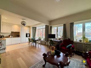 <p><span>Modern 1 slaapkamer appartement in een rustige omgeving dichtbij het park en eigen binnenkoer!</span></p><p><span> </span></p><p><span>Het appartement heeft de volgende indeling:</span></p><p><span>Via de inkom deur betreedt je het appartement waar je een vestiaire kast terugvindt</span></p><p><span>Je hebt direct toegang tot de leefruimte die gezet is op een mooie parket houten vloer.</span></p><p><span> </span></p><p><span>De aansluitende moderne open keuken is voorzien van de nodige faciliteiten zoals een afwasmachine, koelkast, een aparte vriezer. De keuken is gezet op een onderhoudsvriendelijke tegelvloer.</span></p><p><span> </span></p><p><span>Slaapkamer en badkamer:</span></p><p><span>De badkamer is voorzien van een dubbele lavabo met meubelstuk en inloopdouche.</span></p><p><span>De slaapkamer is gelegen aan de achterzijde van het gebouw wat voor de nodige stilte zorgt.</span></p><p><span> </span></p><p><span>Binnenkoer, berging, kelder:</span></p><p><span>Via de slaapkamer kan je met de trap naar beneden naar je eigen binnenkoer. Deze is ZW gericht.</span></p><p><span>Een aparte berging is aanwezig in het appartement met een aansluiting voor wasmachine en droger.</span></p><p><span>Een eigen privatieve kelder is ondergronds aanwezig.</span></p><p><span> </span></p><p><span>Huurprijs &amp; beschikbaarheid:</span></p><p><span>Huurprijs</span><span>: €875,00 / maand</span></p><p><span>Maandelikse kosten:</span><span> €140,00 / maand - verbruik gemeenschappelijke kosten, centrale verwarming en eigen waterverbruik</span></p><p><span>Beschikbaar:</span><span> 1/04/2026</span></p>