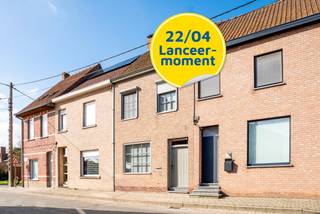Op zoek naar jouw eerste woning of een interessante investering? Dan is deze instapklare woning precies wat je zoekt.<br /><br />Deze verzorgde rijwoning beschikt over 3 slaapkamers, een zuidwest georiënteerde tuin, aparte garage en zonnepanelen. Bovendien is de woning doorheen de jaren goed onderhouden en gelegen in een rustige, kindvriendelijke straat.<br /><br />Troeven:<br />Zonnepanelen<br />Zuidwest georiënteerde tuin<br />Garage en kelder<br />3 slaapkamers<br />PVC rolluiken<br />Vrij vanaf november 2026<br /><br />Interesse? Schrijf je in voor het lanceermoment op woensdag 22 april en ontvang jouw persoonlijk tijdslot, samen met het volledige verkoopdossier. <br />De geadverteerde prijs is een richtprijs.