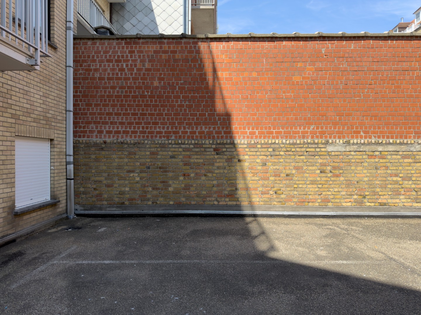 Un emplacement pour une voiture (au rez-de-chaussée) facilement accessible à vendre situé dans une résidence bien entretenue, avenue Paul Parmentier à Knokke-Heist. - photo 3