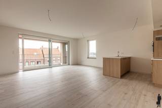 <p><strong>Nieuwbouwproject te Rijkevorsel/St-Jozef - 6% btw mogelijk<br /><br /></strong></p>
<p>De werken aan de voormalige steenbakkerij-site <strong>SAS</strong> in Rijkevorsel (St.-Jozef) zijn officieel van start gegaan. Op de site is inmiddels ook een <strong>modelappartement</strong> te bezichtigen, contacteer ons voor een afspraak.</p>
<p>Het project wordt ontwikkeld tot een <strong>divers woonconcept</strong> dat de rijke geschiedenis van deze <strong>historische locatie</strong> respecteert en herwaardeert. Duurzaamheid, leefkwaliteit en verbondenheid staan centraal. De nieuwe woonwijk zal bestaan uit een <strong>mix van ééngezinswoningen en appartementen</strong>, aangevuld met <strong>ruimtes voor professionele activiteiten</strong>. Zo ontstaat er een levendige en evenwichtige woonomgeving waar wonen, werken en ontspannen hand in hand gaan.<br /><br />Duurzaamheid is een kernwoord in deze site. Vanzelfsprekend wordt er gebruik gemaakt van <strong>hernieuwbare energie</strong> waardoor alle woningen <strong>B</strong>ijna <strong>E</strong>nergie <strong>N</strong>eutraal zijn. De gemeente Rijkevorsel legt een landschapspark aan, ten noorden van de site, waardoor het wooncomfort naar een ander niveau wordt getild! <br /><br />Het project biedt een gevarieerd woonaanbod voor <strong>elke gezinssamenstelling</strong> en voor <strong>alle leeftijden</strong>! Tevens is er ruimte voorzien voor het dag- en wooncentrum van Emmäus vzw en wordt er ca. 610 m² aan commerciële ruimte gerealiseerd (dewelke intussen al verkocht zijn). De <strong>privatieve parkings</strong> zijn ondergebracht in 2 ruime parkeerkelders en ook bovengronds wordt er voldoende parkeergelegenheid gecreëerd.</p>
<p><br />De ligging van de <strong>SAS-Site</strong>:<br />- In een nieuwe kernontwikkeling, nabij de dorpskern van Sint-Jozef;<br />- In de nabijheid van een Hoppin-punt en bushalte(s);<br />- Aan een nieuwe recreatieve parkzone met naastgelegen Buurtschuur;<br />- Langs het kanaal Dessel-Turnhout-Schoten met bijhorende fietspaden;<br />- Aan sluis 001 en de bijhorende brug over het kanaal Dessel-Turnhout-Schoten;<br />- Aan de Stevennekens, een belangrijke verbindingsweg naar Rijkevorsel.<br /><strong><br />Kopers genieten momenteel van het voordelige btw-tarief van 6% op de aankoop( indien u aan de voorwaarden voldoet), wat dit project extra aantrekkelijk maakt.<br /><br />Prijzen vanaf € 257.000,00 tot € 567.000,00 excl. kosten.</strong><br /><br />Voor meer informatie kunt u contact opnemen met <strong>malle@deboerenpartners.be</strong> of <strong>hoogstraten@deboerenpartners.be</strong></p>
<p></p>