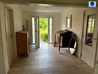 <p><span>ZEER LEUKE OPEN BEBOUWING MET 7 KAMERS</span></p><p><span>Instelprijs : 475.000 euro</span></p><p><span> </span></p><p><span>Zeer leuke openstaande bebouwing op 17 are grond met 7 kamers en garage.</span></p><p><span>Deze woning gelegen in de Vlaamse Ardennen bevat een riante inkomhal met natuurstenen vloer, geeft toegang tot 2 burelen/slaapkamers, ruime living en vernieuwde keuken</span></p><p><span>met zicht op de velden.</span></p><p><span>Boven bevinden zich nog 5 ruime kamers.</span></p><p><span>Op het gelijkvloers is er eveneens een garage met een vernieuwde sectionale poort en bijhorende bergingen.</span></p><p><span>Gunstig Epc attest C.</span></p><p><span>Electriciteit conform AREI.</span></p><p><span>8 zonnepanelen aanwezig.</span></p><p><span>Hoofddak recent vernieuwd.</span></p><p><span>Kortom, een woning voor wie iets meer wil en voor wie ruimte belangrijk is.</span></p><p><span> </span></p><p><span>Voor meer info of bezoek bel 0475/51.40.73 of mail naar sven@svena.be</span></p><p><span> </span></p><p><span>Stedenbouwkundig uittreksel/inlichtingen in aanvraag! </span></p><p><span>Deze gegevens zijn louter informatief en wij kunnen niet aansprakelijk gesteld worden voor eventuele onjuistheden. </span></p><p><span>De bewoonbare oppervlakte is slechts indicatief.</span></p><p><span> </span></p><p><span> </span></p>