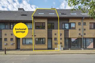 In het de rustige deelgemeente Ettelgem bevindt zich deze verzorgde gesloten bebouwing (bouwjaar 2003) met zonnige tuin, garage en vier slaapkamers. Dankzij het uitstekende EPC-label A (76 kWh/m²) geniet je van een energiezuinige woning die volledig instapklaar is.<br /><br />Op het gelijkvloers vinden we een inkomhal met gastentoilet, een lichtrijke leefruimte met pelletkachel en een volledig uitgeruste open keuken. Via het schuifraam heeft u directe toegang tot het terras en de onderhoudsvriendelijke, zonnige tuin met poortje die makkelijk toegang biedt tot de garage.<br /><br />De eerste verdieping omvat twee ruime slaapkamers en een badkamer met dubbele wastafel, ligbad met douchemogelijkheid, tweede toilet en aansluiting voor wasmachine. Op de tweede verdieping (met vaste trap!) bevinden zich nog twee volwaardige slaapkamers en een praktische berging. Daarnaast beschikt de woning over een ruime geïsoleerde zolder.<br /><br />Extra comfort wordt geboden door de private garage met sectionale poort, de garage heeft zijn private toegang via de tuin. <br />Er is ook nog een gemeenschappelijke fietsenberging voorzien. <br /><br />Troeven:<br />✔ EPC-label A (76 kWh/m²)<br />✔ Ideale ligging, rustig maar vlotte bereikbaarheid<br />✔ 4 slaapkamers<br />✔ Zonnige tuin met terras<br />✔ Private garage<br /><br />De vermelde prijs is een richtprijs; elk bod wordt voorgelegd aan de eigenaar, die het recht heeft dit te aanvaarden of te weigeren.<br /><br />Neem voorsprong met een vrijblijvende schatting via:<br />www.residentievastgoed.be/gratisonlineschatten