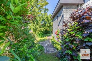 Deze vrijstaande woning met <strong>drie slaapkamers</strong> is gelegen op een gegeerde <strong>toplocatie </strong>in de Assels te Drongen. <br /><br />Via de inkomhal kom je binnen in de <strong>lichtrijke leefruimte</strong> die toegang biedt tot de verschillende woonruimtes. Op de eerste verdieping bevinden zich drie slaapkamers. Op het gelijkvloers vindt u aan de tuinzijde een volledig voorziene keuken en verder de badkamer en de garage met aansluitende carport.<br /><br />De <strong>ruime en volgroeide tuin</strong> is een absolute troef waar je in alle rust en privacy kunt genieten van de groene omgeving van de prachtige Assels, op wandelafstand van de Leie.<br /><br />Deze woning biedt een uitstekende basis voor wie op zoek is naar een op te frissen of te renoveren woning die zich onderscheidt door haar unieke indeling, veel natuurlijke lichtinval en uitzonderlijke ligging. <br /><br />Interesse in deze uniek gelegen woning? <strong>Contacteer Gijs</strong> voor een bezoek ter plaatse via gijs@convas.be of 0492 84 48 24 (telefonisch of via Whatsapp)<br /><br />