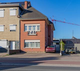 EERSTE KIJKDAG ZON. 26/04/2026 - 10U (op afspraak 053/60.65.60.)DENDERLEEUW - Deze woning biedt een mooie combinatie van ruimte, mogelijkheden en een...
