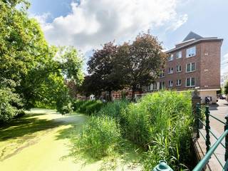 Unieke opbrengsteigendom met 3 appartementen op toplocatie in Lier<br />Een uitzonderlijke investeringsopportuniteit op één van de mooiste locaties van Lier.<br />Op de hoek van De Heyderstraat en Oever, met prachtige zichten op de groene Nete en in de onmiddellijke omgeving van de Grote Markt, Sint-Gummaruskerk, Mosdijk en het Spuihuis, bevindt zich deze volledig vergunde opbrengsteigendom bestaande uit 3 gerenoveerde en verhuurde appartementen, aangevuld met ruime garage- en bergingsmogelijkheden.<br />Een pand dat zich onderscheidt door zijn unieke ligging, energiezuinig karakter, sterke verhuurbaarheid en interessant potentieel op lange termijn.<br />Indeling<br />Het gebouw is verdeeld over 4 bouwlagen.<br />Gelijkvloers<br />•Grote garage<br />•2 ruime bergingen/fietsenbergingen<br />•3 recente automatische poorten<br />Verdiepingen<br />•3 nagenoeg identieke, gerenoveerde appartementen van ca. 70 m²<br />•Elk appartement beschikt over 2 slaapkamers: één ruime slaapkamer en één kleinere slaapkamer<br />•Vernieuwde keukens &amp; badkamers<br />•Veel natuurlijke lichtinval dankzij de uitzonderlijke hoekligging<br />Energiezuinig &amp; technisch in orde<br />De eigendom werd reeds grondig aangepakt en beschikt over:<br />•3 gunstige EPC-attesten met B-label<br />•Nieuwe warmtepompen/airco<br />•Spouwmuurisolatie van ca. 10 cm<br />•Recent dak<br />•Aanwezige en gekeurde lift<br />•3 conformiteitsattesten<br />•Asbestveilig<br />•Vergunde opbrengsteigendom<br />Hierdoor betreft het een gebouw met een beperkte technische zorgenlast en een interessante energieprestatie.<br />Alle 3 de appartementen zijn momenteel verhuurd aan goede huurders.<br />De huidige totale huurinkomsten bedragen circa € 2.500 per maand, oftewel ongeveer € 30.000 op jaarbasis.<br />De koper verwerft hierdoor een onmiddellijk renderende vastgoedinvestering zonder eerst op zoek te moeten naar huurders.<br />De echte meerwaarde van deze eigendom zit in de combinatie van een verhuurd en gerenoveerd gebouw met een uitzonderlijke ligging in het hart van Lier.<br />De hoekpositie aan De Heyderstraat en Oever zorgt voor veel licht en een bijzonder aangename woonbeleving. Het zicht richting de Nete en de nabijheid van enkele van de meest karakteristieke plaatsen van Lier maken dit tot een locatie die slechts zelden op de markt komt.