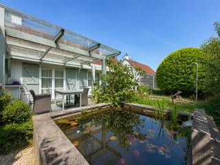 <h1><span><strong>Exceptionnelle maison de pêcheur dans le domaine de vacances Duinhoek</strong></span><span></span></h1>
<p>Vous rêvez d'une seconde résidence à la côte belge, au cœur de la nature et du calme ? Cette <strong>exceptionnelle maison de pêcheur</strong>, située dans le très prisé <strong>domaine de vacances Duinhoek</strong>, est faite pour vous.</p>
<p>Cette propriété, parfaitement entretenue, bénéficie d'un emplacement privilégié en bordure des polders et de la magnifique <strong>réserve naturelle du Westhoek</strong>. Vous profiterez d'un environnement paisible tout en étant à seulement <strong>3 km de la plage</strong>. Un cadre idéal pour les amateurs de promenades, de vélo et de détente au bord de la mer.</p>
<p>La maison comprend <strong>trois chambres spacieuses</strong> et offre tout le confort moderne. Grâce à son excellent état d'entretien, elle est <strong>prête à être habitée</strong>.</p>
<p>À l'extérieur, vous découvrirez un <strong>grand jardin orienté plein sud</strong>, idéal pour profiter du soleil en toute intimité tout au long de la journée. La propriété dispose également d'une <strong>place de parking privative</strong> juste devant la maison.</p>
<p>Le domaine de vacances propose de nombreuses infrastructures pour petits et grands, notamment :</p>
<ul>
<li>Une piscine extérieure surveillée pendant les mois d'été</li>
<li>Des terrains de tennis</li>
<li>Une aire de jeux sécurisée pour les enfants</li>
</ul>
<p>Que vous recherchiez une <strong>résidence secondaire</strong>, un <strong>investissement de qualité</strong> ou une <strong>maison de vacances familiale</strong>, cette propriété réunit tous les atouts : confort, emplacement exceptionnel et nombreuses possibilités de loisirs.</p>
<p><strong>Toute offre sera soumise au vendeur pour approbation.</strong></p>
<p><strong>Intéressé(e) ?</strong><br />Contactez <strong>Frank Verschoore</strong> au <strong>+32 484 74 44 59</strong> pour de plus amples informations ou pour organiser une visite.</p>