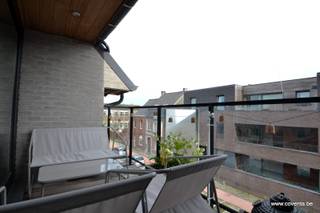 Dit appartement gelegen op de 3de verdieping bestaande uit: inkomhal met toilet, lichtrijke woonkamer-salon met ingerichte keuken en...