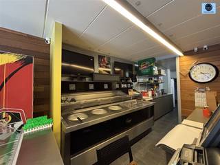 WONING MET HANDELSRUIMTE IN HET CENTRUM VAN GERAARDSBERGENRichtprijs : 339.000 euro Recente nieuwbouwwoning uit 2002 met 3 kamers en stadstuin.Deze...