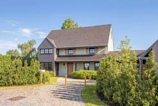 Deze hoogwaardig afgewerkte nieuwbouwwoning, te koop onder het gunstige stelsel van registratierechten, ligt op een uitstekend bereikbare en toch zeer groene locatie in Hansbeke. Het zorgvuldig aangelegde perceel vormt een natuurlijk verlengstuk van de woning en biedt een prachtig, rustgevend panorama over de omliggende natuur.<br /><br />Bij binnenkomst verwelkomt de ruime inkomhal met gastentoilet u en zet meteen de toon voor de rest van het huis. De open leefkeuken met kwaliteitsvolle toestellen vormt het hart van de woning en sluit naadloos aan op de eetplaats en leefruimtes. Dankzij de grote raampartijen, volledig georiënteerd op de tuin, vloeien binnen- en buitenleven harmonieus in elkaar over. De leefruimtes zijn voorzien van vloerverwarming voor optimaal comfort. Aansluitend bevindt zich een praktische wasplaats met extra bergruimte en buitendeur.<br /><br />Op de eerste verdieping vindt u drie volwaardige slaapkamers en twee badkamers. De master bedroom biedt luxe met een eigen dressing en ensuite badkamer. De twee overige slaapkamers delen een tweede, ruime badkamer met ligbad.<br /><br />De hoger gelegen verdieping herbergt een riante, multifunctionele ruimte die kan dienen als extra slaapkamer, kantoor of hobbyruimte.<br /><br />Naast de woning staat een kwalitatief afgewerkte garage, momenteel ingericht als inspirerend thuiskantoor. Deze eigendom staat garant voor een doordachte indeling en uitzonderlijke afwerking.<br /><br />Meer info en 3D-tour op www.hillewaere-vastgoed.be