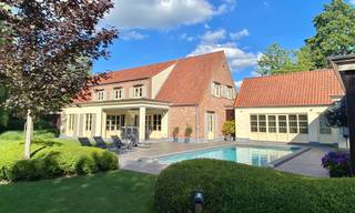 Ruime, uitstekend onderhouden villa in een rustige woonwijk in Brasschaat, met o.a. 4 slaapkamers, 3 badkamers, orangerie, bureel en dubbele...