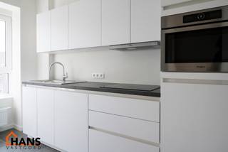 Gerenoveerd appartement op de 2e (hoogste) verdieping zonder lift.<br /><br />Inkomhal met vestiaire - apart toilet - badkamer met inloopdouche en lavabomeubel en spiegelkast. 1 ruime slaapkamer, 1 kinderkamer met toegang tot het achterliggend terras. Woonkamer, ingerichte keuken met kasten en spoelbakken, kookplaat, koelkast en vaatwasser.<br />Dubbele beglazing, verwarming individueel op aardgas, geïsoleerd dak.<br />Ruime kelder met aansluiting voor wasmachine en droogkast.<br /><br />Appartement is geschikt voor maximum 3 personen.<br />Gemeenschappelijke kosten: 100EUR voor minuterie, water, poetsen gemene delen, onderhoud cv-ketel<br />Beschikbaar op 01/05/2026.<br /><br />Huurwaarborg bedraagt 3 maanden huur.<br />Plaatsbeschrijving door extern bedrijf met gedeelde kosten.<br /><br />Een bezoek ter plaatse kunt u enkel online reserveren op www.hansvastgoed.com.<br />Voor meer informatie, bezoek onze website www.hansvastgoed.com of neem contact op met info@hansvastgoed.com of +32 3 366 05 30.